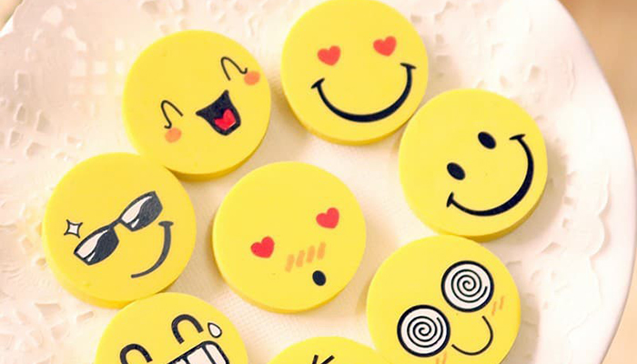 Các emoji mặt cười được nhiều bạn trẻ ưa thích lựa chọn khi trò chuyện trên mạng xã hội.